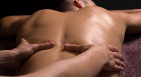 MASSEUR SENIOR NATURISTE POUR HOMMES