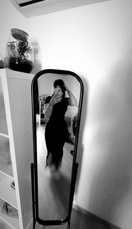 Femme propose prestations virtuelle avant reel