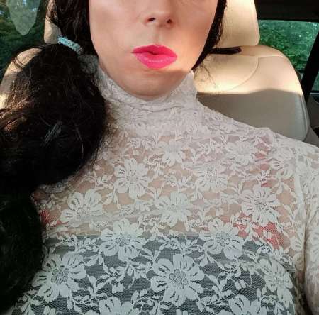 Jeune trav pour homme mûre