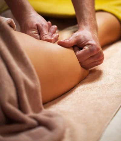 Homme propose massage zen pour tout le monde