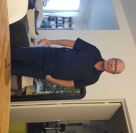 homme de ménage senior