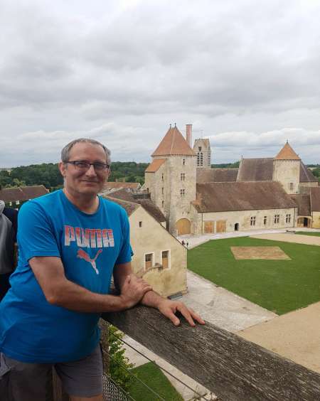 Pr très JF en galère cherchant un toit où dormir