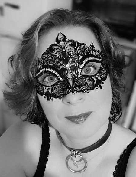 Une vraie Domina exigeante veut un moneyslave