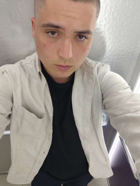 Jeune homme suceur affam