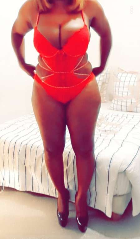 Sandrine aime cunnilingus