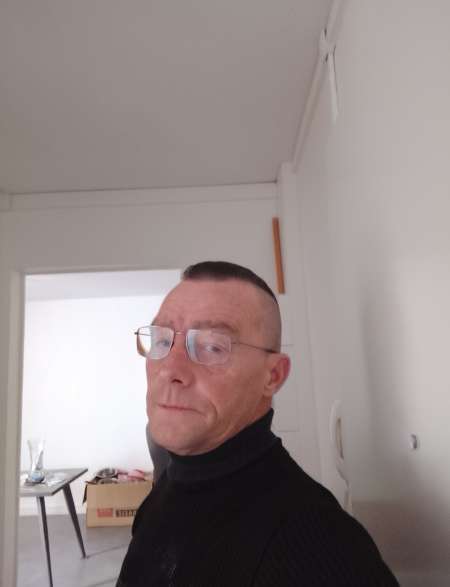 Hommes cher une femme