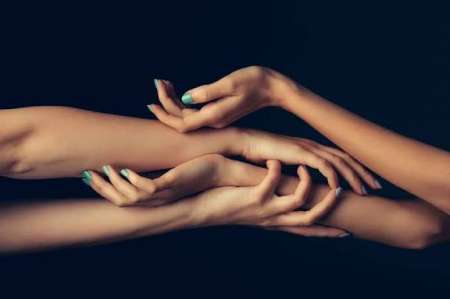 2 jeunes femmes pour massages  4 mains