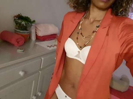 Belle femme classe et cultive propose massage