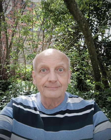 Jeune retrait propose massage gratuit pour femme