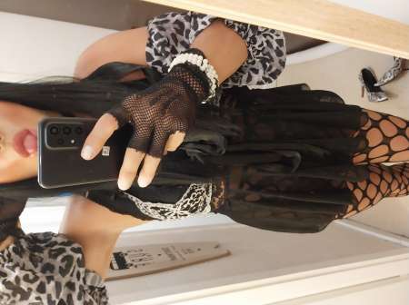 Shanna sexy travesti � Bagneux re�oit beau mec