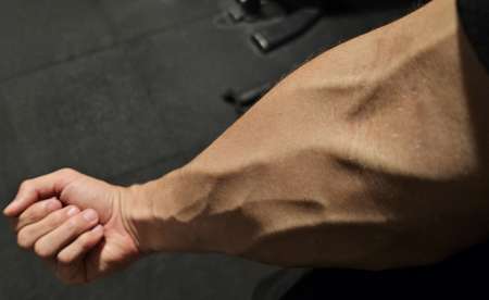 Jeune latino de 19ans s'occupe des cougar