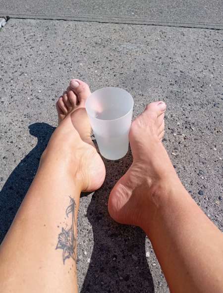 A ta place! A mes pieds!