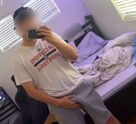 Un homme �l�gante actif disponible pour une conn