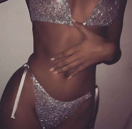 Sexy brunette pour une exp�rience virtuelle