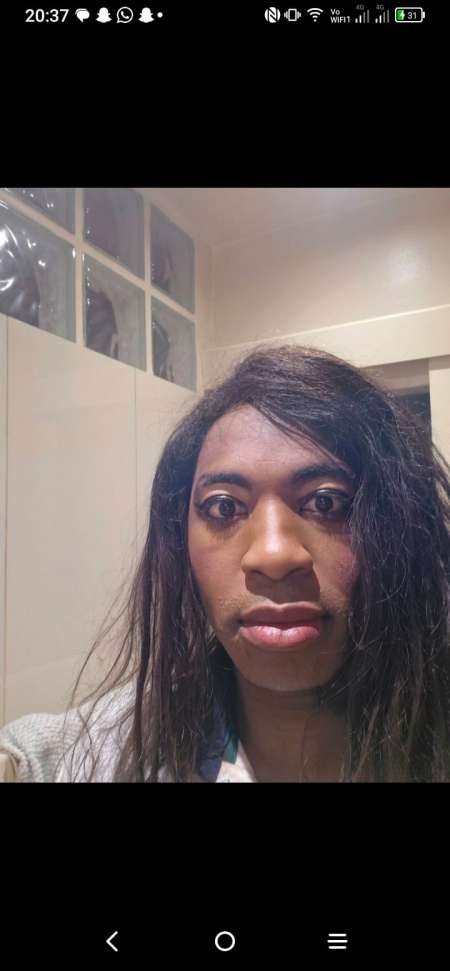 SABRINE TRANS DOMINATRICE POUR SOUMIS DEBUTANT OU