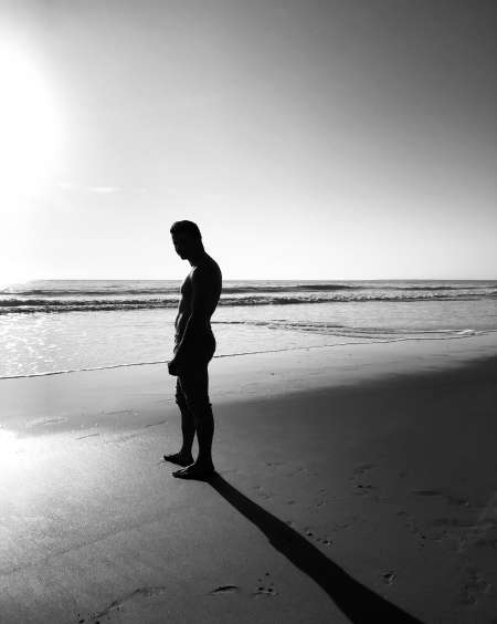 Homme propose ses boxers