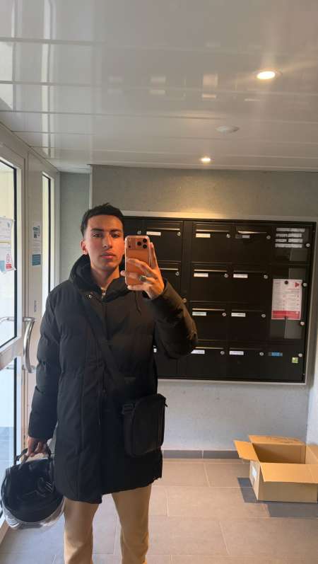 Jeune homme cherche cougar