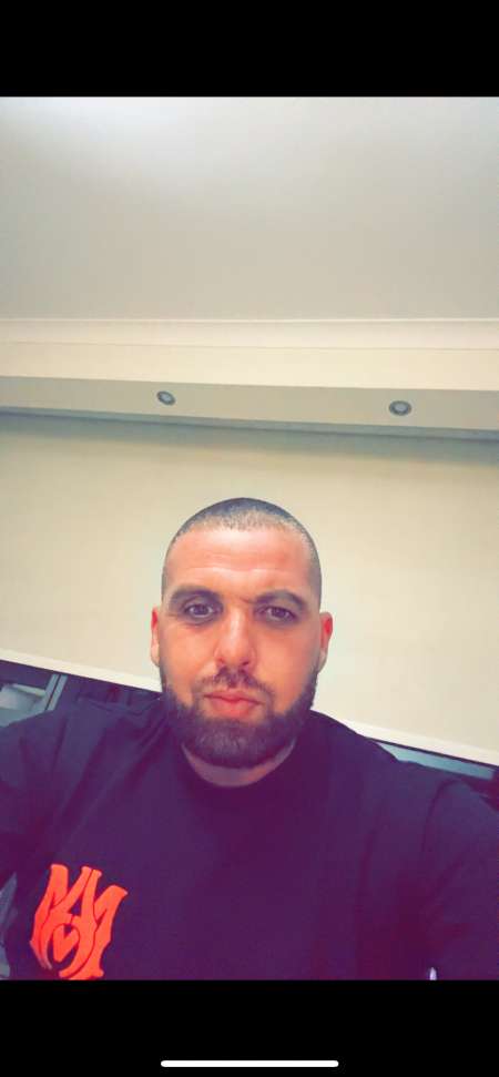 Jeune homme propose massage