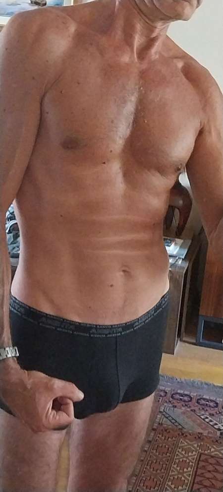 H mur et viril offre massage tantrique a une Femme