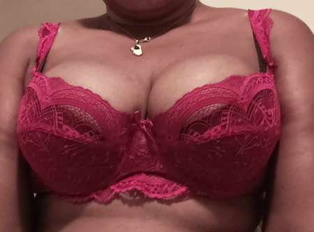 Une femme masseuse avec un joli poitrine