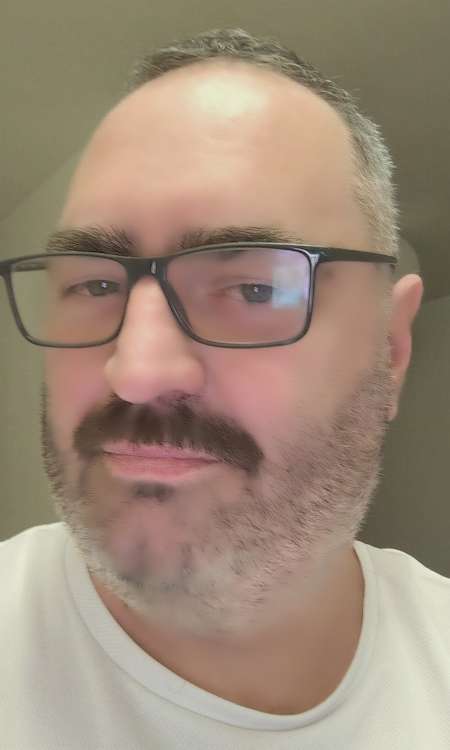 Homme m�r bien foutu �normes testicules lisses !