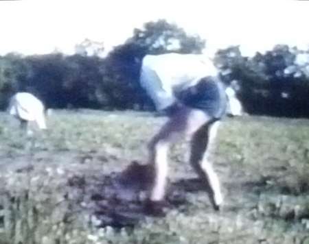 Je recois la fess�e devant ma compagne sans sexe