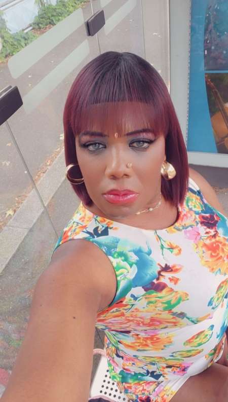 Jolie travesti black passi et Active re�oit � lyon